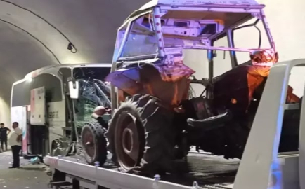 Tünelde yolcu otobüsü ile traktör çarpıştı: Sürücü yaralandı