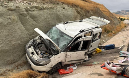 Yoldan çıkan araç toprak yığınına çarptı: 4 yaralı