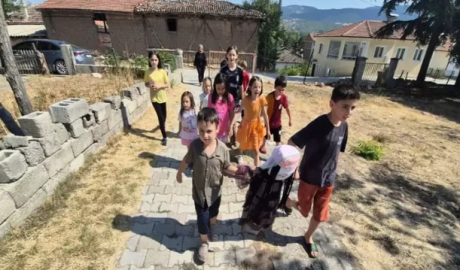 Minikler yağmur duasına çıktı