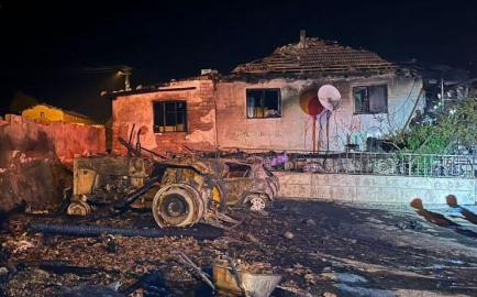 Köy evinde çıkan yangında otomobil ve traktör kullanılmaz hale geldi