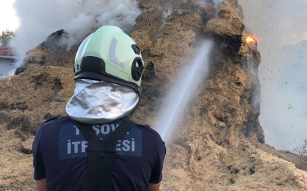 Yangında samanlar yandı, kamyonet kullanılmaz hale geldi