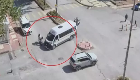 Elektrikli bisiklet ile minibüs çarpıştı: 2 yaralı