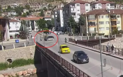 Otomobil ile motosiklet çarpıştı: Anne ile çocukları yaralandı