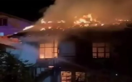 Yangında 2 katlı ev kül oldu