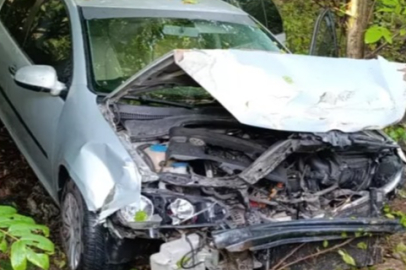 Bahçeye uçan otomobildeki 4 üniversite öğrencisi yaralandı