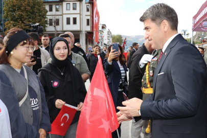 Koreli Kadın'dan Vali Bakan'a Türk Bayrağı