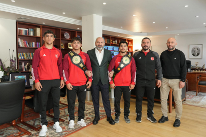Dünya şampiyonu güreşçilerden RTÜK’e ziyaret
