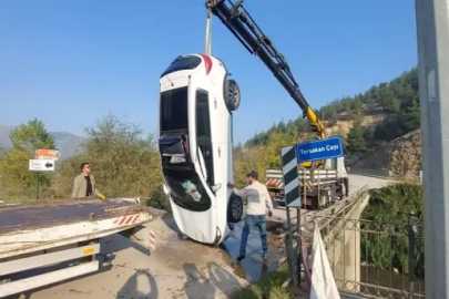 Çaya uçan otomobildeki 2 kız çocuğunu sürücüler kurtardı