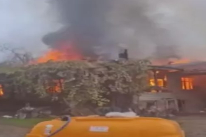 Tek katlı ev alev alev yandı