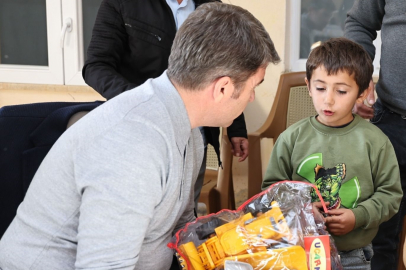 Vali Bakan çocuklarla yakından ilgilendi