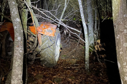 Traktör devrildi: 1 ölü, 1 yaralı