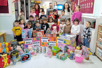 Minikler harçlıklarıyla Hatay’a oyuncak gönderdi
