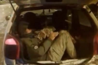 Otomobilin bagajından kaçak göçmen çıktı