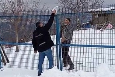 Kar yolları kapattı: Vatandaşın ilacını ekipler ulaştırdı