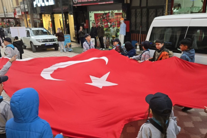 Öğrenciler “Bayrak Sevgisi” için yürüdü