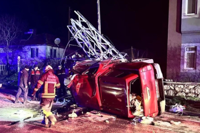 Kamyonet yüksek gerilim hattı direğine çarptı: Sürücü ağır yaralandı