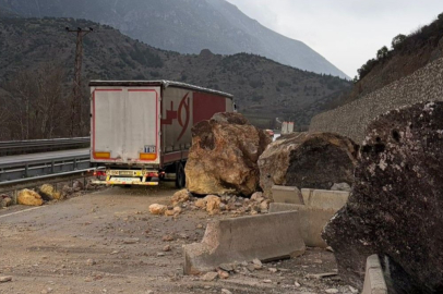 Amasya’da karayoluna büyük kaya parçaları düştü