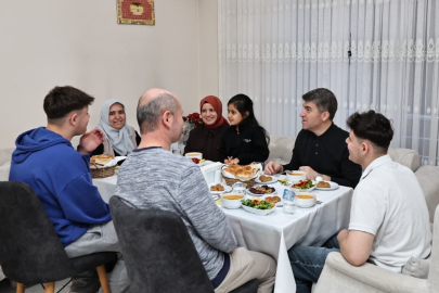 Eser ailesi, Vali Bakan ve eşini hanelerinde misafir etti