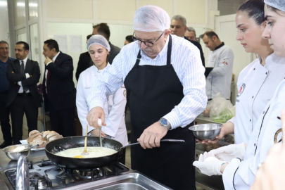 Rektör Turabi öğrencilerle mutfağa girdi