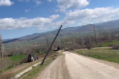 Yıkılmak üzere olan elektrik direği tehlike saçıyor