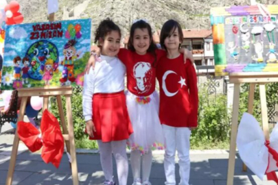 Geri dönüşüm malzemeleriyle miniklerden 23 Nisan sergisi