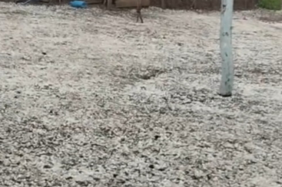 Amasya’da dolu yağışı çevreyi beyaza bürüdü