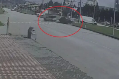Hafif ticari araçla otomobil çarpıştı