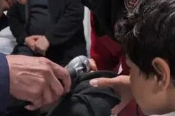 Musluk aynasına parmağı sıkışan çocuğu itfaiye kurtardı