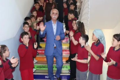Emekliye ayrılan öğretmeni, öğrencileri alkışlarla uğurladı