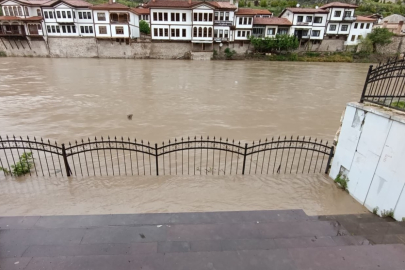Gezi yolunun merdivenleri sular altında kaldı