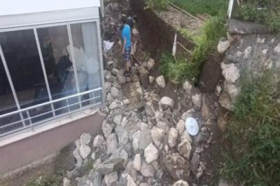Amasya'da istinat duvarının çökme anı kamerada