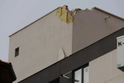 5 katlı apartmanın çatısına yıldırım düştü