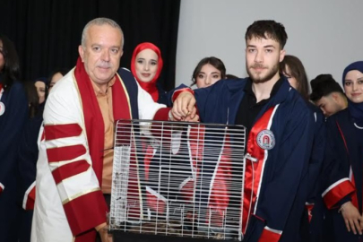 Mezun öğrenciler hem diploma hem de canlı sülün aldı