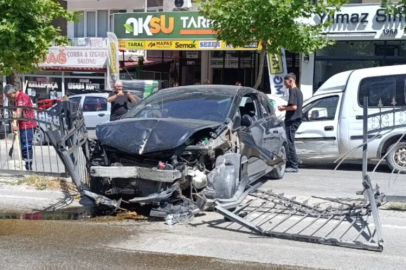 Amasya'da iki otomobil çarpıştı: Aracın birisi Korkuluklara savruldu