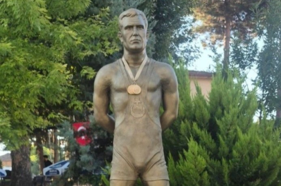 Efsane şampiyonun heykeli dikildi
