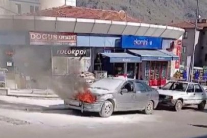 Alevlerin yükseldiği otomobil yangınını polisler söndürdü