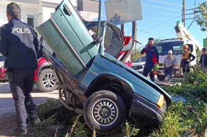Direğe çarpıp ikiye bölünen otomobildeki 2 kişi yaralandı