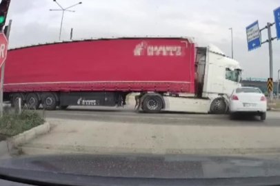 Tır kırmızı ışıkta geçti, otomobil ile çarpıştı: 2 Yaralı